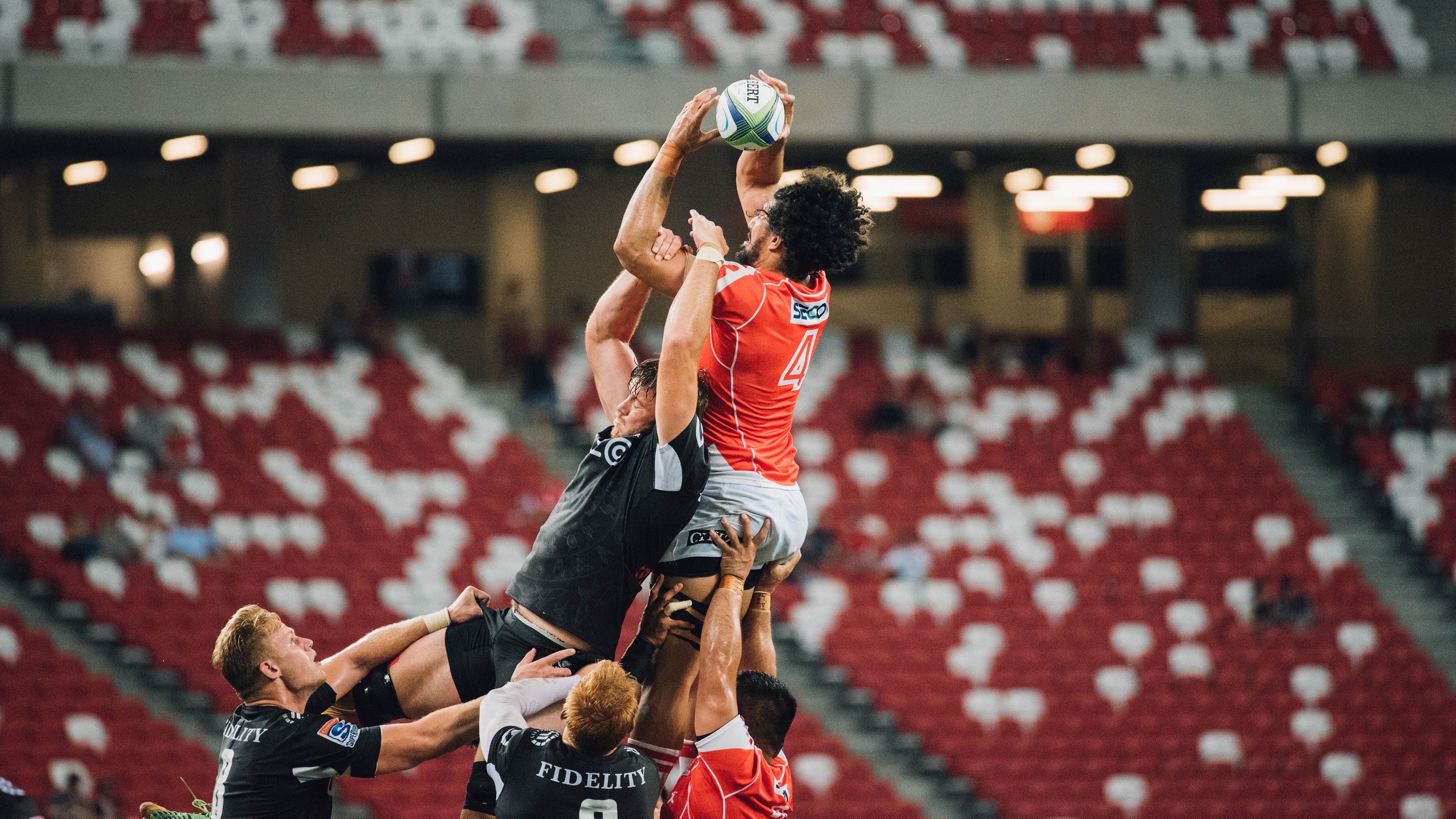 利物浦在欧冠淘汰赛中稳步前行，目标冠军